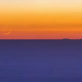 Puesta de la Luna junto al Teide vista desde Lanzarote. Foto: Gustavo Medina.
