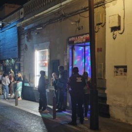 La Policía Local de Arrecife refuerza dispositivos para controlar los horarios de los locales de ocio nocturno.