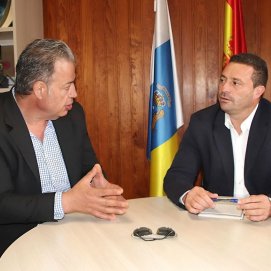 El alcalde y el director de Vivienda reunidos en Yaiza