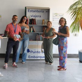 Personas junto a la Estantería viajera del Hospital José Molina Orosa