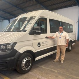 Ángel Vázquez junto a la nueva miniguagua. 