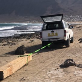 La viga utilizada por los socorristas de Famara en una imagen de archivo.