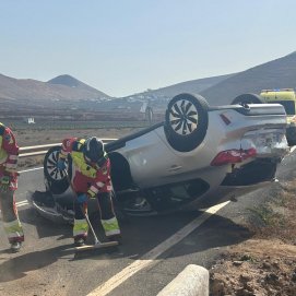 Un vehículo volcado en la carretera general de Femes a Las Casitas. Foto: Consorcio de Seguridad y Emergencias.