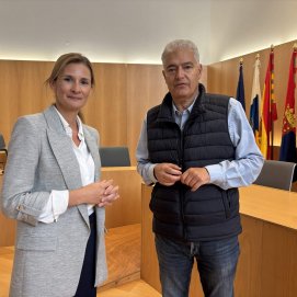 El alcalde de Tías, Pepe Juan Cruz, y la concejala de Transparencia, Mariana Pérez.