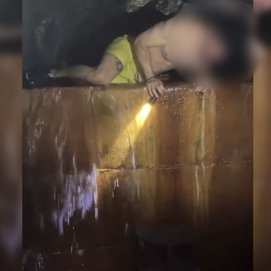 Momento en el que los jóvenes se adentran en la galería de agua de Famara