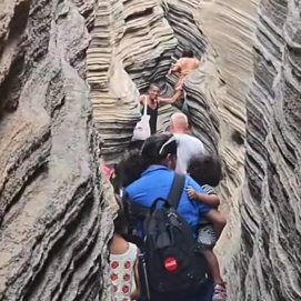 Vídeo de la cola de turistas en Las Grietas
