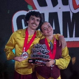 Los lanzaroteños Alejandro Peraza y Julia Hernández tras ganar junto a su equipo en la competición