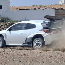 Un vehículo probando en el Rallye Isla de Los Volcanes