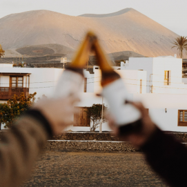 Brindis de cerveza tinajera. bebidas.