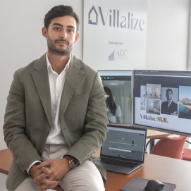 Álvaro Gónzález, en su oficina de la Incubadora de la Cámara de Comercio de Lanzarote. Alquiler vacacional.