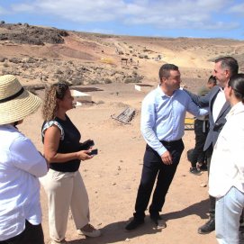 Visita de Óscar Noda al yacimiento arqueológico de San Marcial de Rubicón.