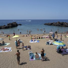 Bañistas y turistas en Playa Chica, Puerto del Carmen, refugiándose del calor. Foto: Adriel Perdomo.