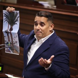 Yoné Caraballo enseña una foto del alcalde de Arrecife.