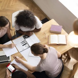 Estudiantes universitarias. Becas.
