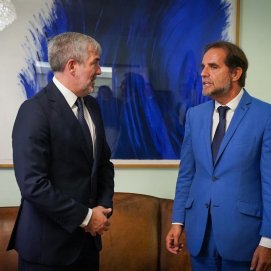 El presidente de Canarias conversa con el presidente de Madeira.