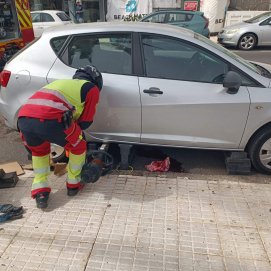 Los bomberos durante el rescate en Costa Teguise