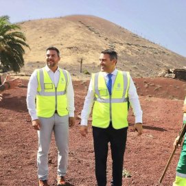 Oswaldo Betancort y Jacobo Medina junto a trabajadores del Servicio Insular de Márgenes de Carreteras