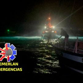 Rescate de un velero en Playa Blanca. Foto: Emerlan. 