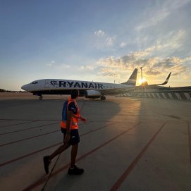 Trabajador de la filial de handling de la aerolínea Ryanair. Foto: redes sociales de Azul. Huelga.
