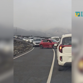 Nuevo colapso en los accesos a Timanfaya. Foto: La Voz.