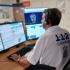 Uno de los trabajadores del 112 en Canarias