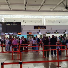 Pasajeros en el aeropuerto de Lanzarote. Foto: David Merino.