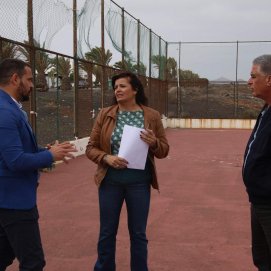 Olivia Duque, Eugenio Robayna y Alejandro Ramírez en una cancha deportiva de Costa Teguise. 