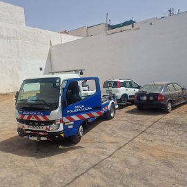 Una grúa recupera un coche robado en Arrecife. Foto: Ayuntamiento de Arrecife.