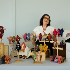 Rosa Delgado con algunas de sus piezas. Moda. 