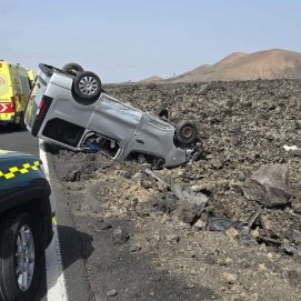 Herido el conductor de una furgoneta tras salirse de la vía y volcar en Lanzarote