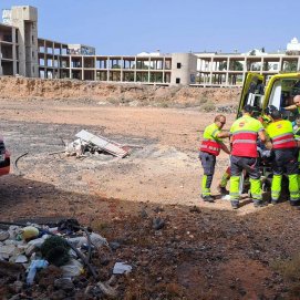 Herido tras precipitarse de uno de los esqueletos de Costa Teguise 