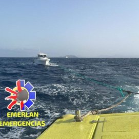 Rescatan a tres tripulantes de una embarcación a la deriva frente a Playa Blanca
