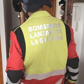 Los bomberos rescatan a un hombre accidentado en su casa de Arrecife
