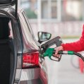 Una persona reposta combustible. Gasolina.