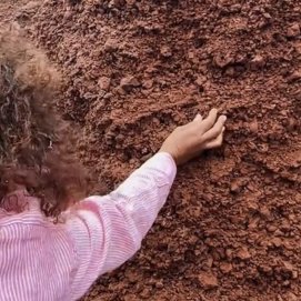La turista arrancando piedras en la zona de El Golfo