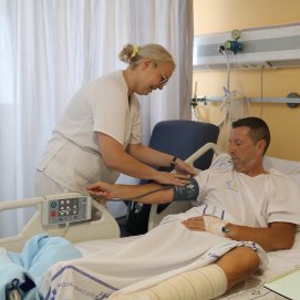 Profesional atendiendo a un paciente en el Hospital Molina Orosa