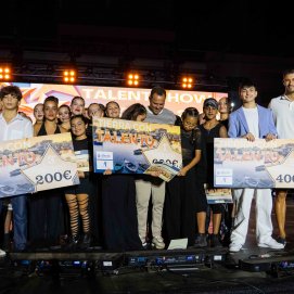 Autoridades y premiados en el concurso de talentos de danza.