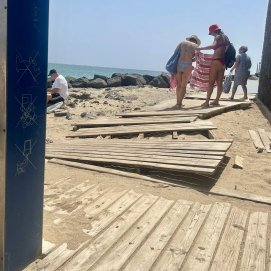 Paseo destrozado en la playa de Las Cucharas en Costa Teguise.