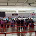 Turistas británicos facturando para su vuelo en Lanzarote. Foto: David Merino.