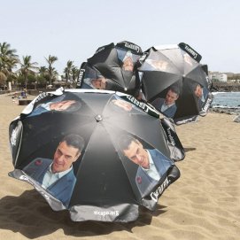  Sombrillas instaladas por Hazte Oír en Costa Teguise. Foto: La Voz