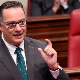 Poli Suárez en el Parlamento de Canarias