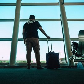 Pasajero en aeropuerto. Aerolíneas.