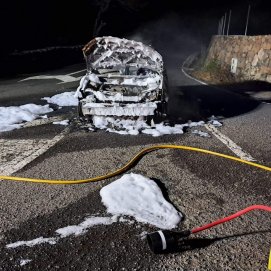 Coche incendiado en Tabayesco