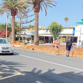 Zanja abierta en la Avenida de las Islas Canarias, en Costa Teguise