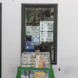 Un puesto de la ONCE y otro de Lotería, en la calle Real. Foto: Juan Mateos.