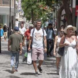 Personas paseando por los comercios de la calle Real en Arrecife. Foto: Juan Mateos.
