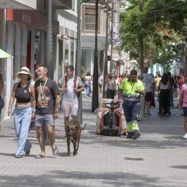 Personas caminando por comercios de la calle Real de Arrecife. Foto: Juan Mateos.