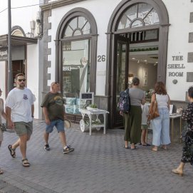 Personas caminando por comercios de la calle Real de Arrecife. Foto: Juan Mateos.