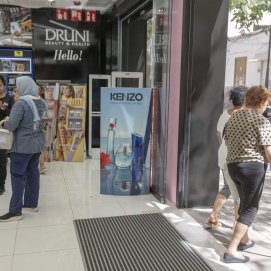 Personas caminando por comercios de la calle Real de Arrecife. Foto: Juan Mateos.