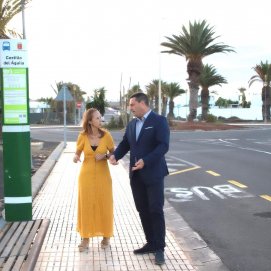 El alcalde y la concejal de Transportes en una de las paradas de Playa Blanca